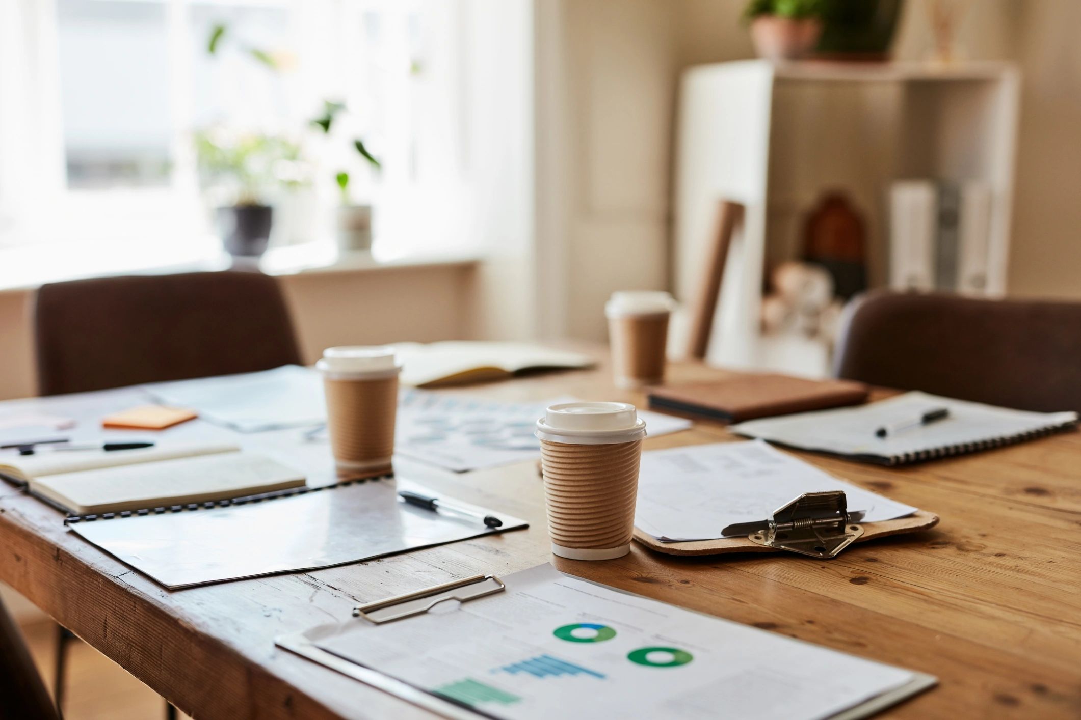 Mesa de trabajo con documentos para consultoría y análisis técnico