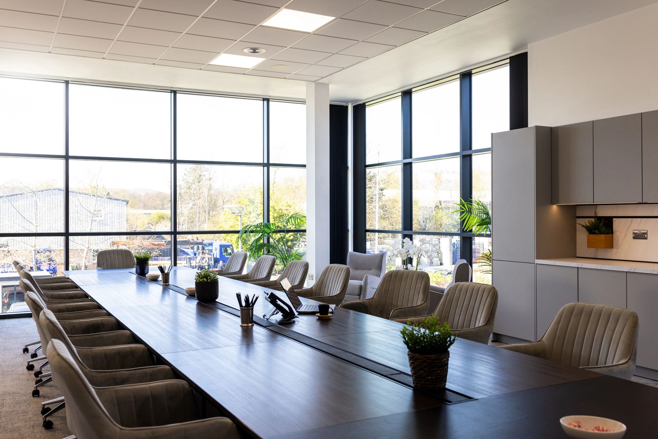 Sala de juntas contemporánea para reuniones profesionales