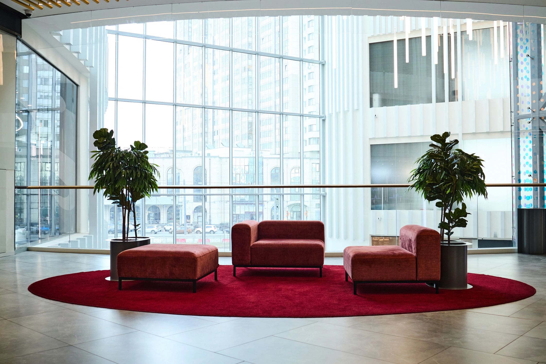 Lobby corporativo contemporáneo que refuerza una imagen institucional sobria